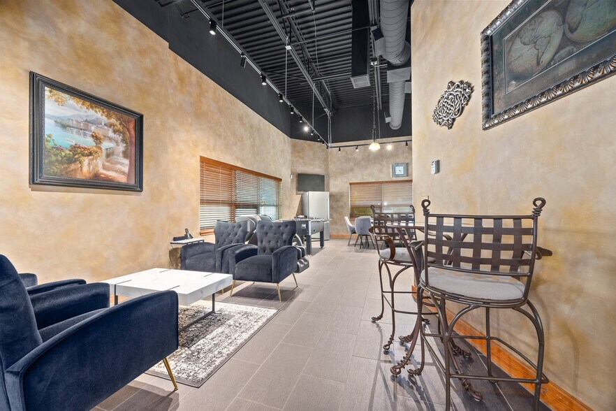 More Photos Of 2005 Bloomingdale Rd, Glendale Heights Office For Sale