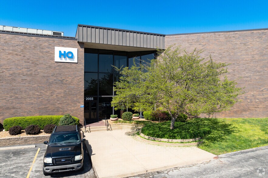 More Photos Of 2055 Craigshire Rd, Saint Louis Office For Lease