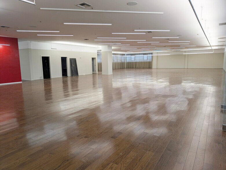 More Photos Of 32-33 47th Ave, Long Island City Warehouse For Lease