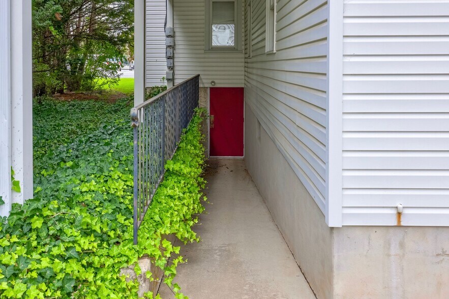 More Photos Of 1547 Oregon Pike, Lancaster Office For Sale