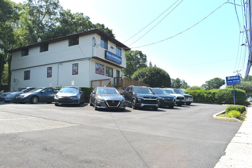 More Photos Of 870 W Jericho Tpke, Huntington Office For Sale