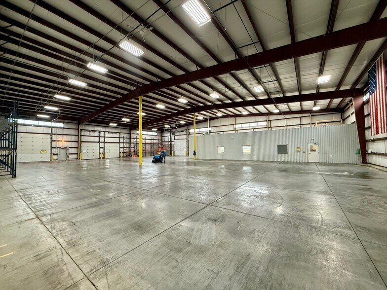 More Photos Of 9089 Westphal Ln, Neenah Industrial For Lease