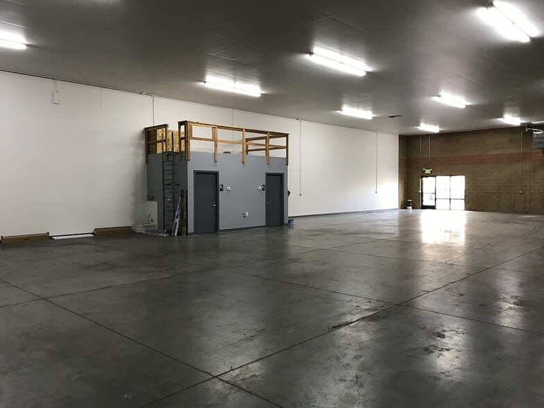 More Photos Of 2902-2906 S Featherly Way, Boise Warehouse For Lease