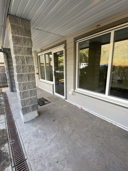 More Photos Of 37738 3 Av, Squamish Flex For Sale