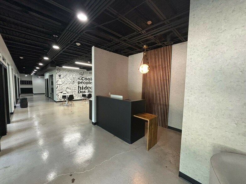 More Photos Of 7177 Hickman Rd, Urbandale Office For Sale