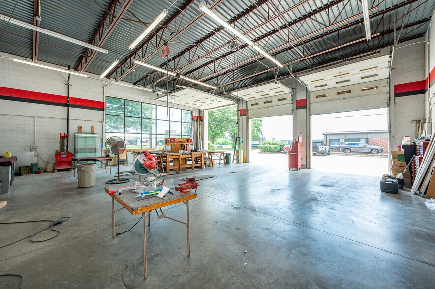 More Photos Of 2660 100th St, Urbandale Service For Sale