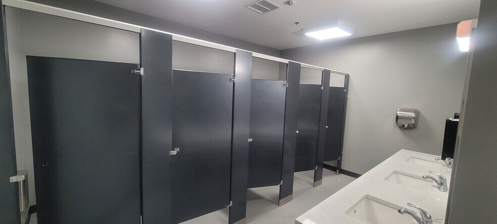 More Photos Of 8200 Cypress Plaza Dr, Jacksonville Health Club For Lease