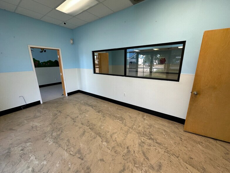 More Photos Of 2004 Roselawn Ave, Monroe Showroom For Lease