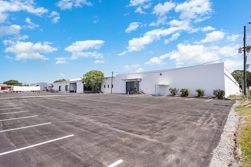 More Photos Of 2613-2625 Lee Ave, Sanford Manufacturing For Lease