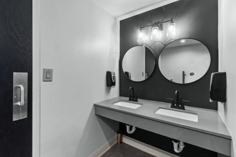 More Photos Of 555 S Perryville Rd, Rockford Office For Lease