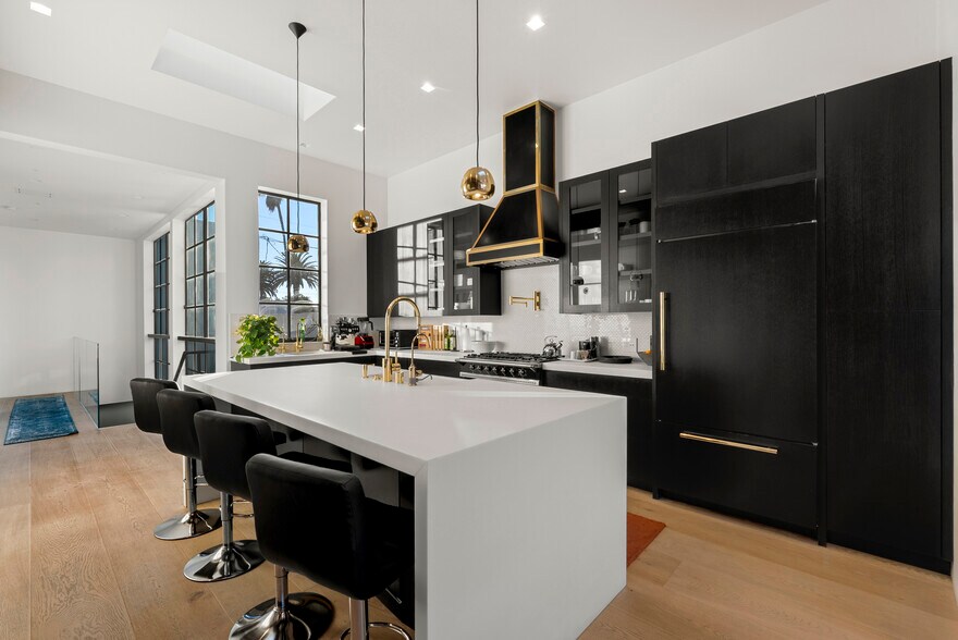 More Photos Of 1346 Abbot Kinney Blvd, Venice Office For Sale