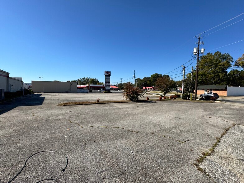 More Photos Of 421 N Gilmer Ave, Lanett General Retail For Sale