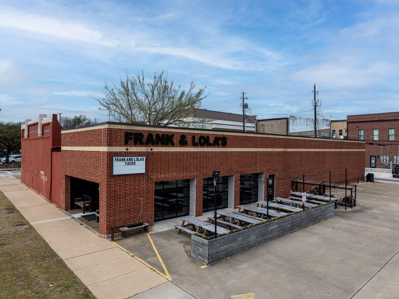 Primary Photo Of 227 W Chestnut St, Denison Restaurant For Sale