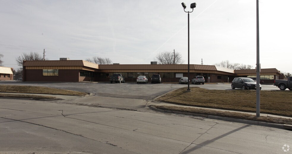 More Photos Of 8702-8720 Frederick St, Omaha Unknown For Lease