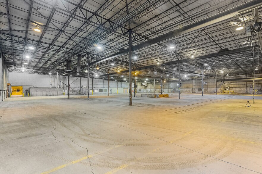 More Photos Of 1001 E Broadway St, Alliance Industrial For Lease