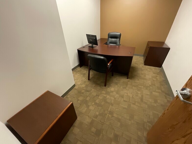 More Photos Of 2505 S Finley Rd, Lombard Office For Lease