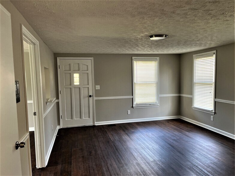 More Photos Of 800 NE Brackett Rd, Marietta Medical For Lease