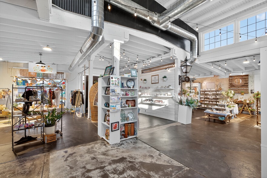 More Photos Of 51 N Main St, Manheim General Retail For Sale