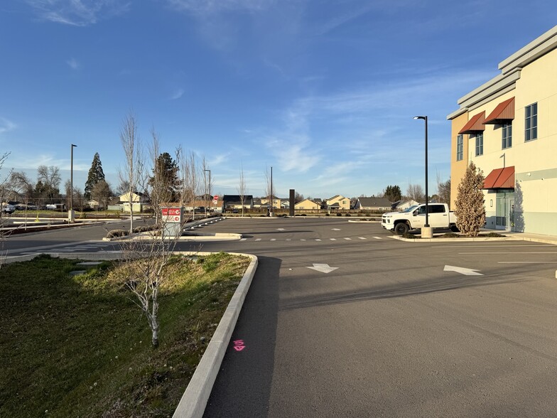 More Photos Of 4801 Biddle Rd, Central Point Office For Lease