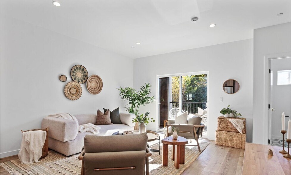 More Photos Of 10821 Hartsook St, North Hollywood Apartments For Sale