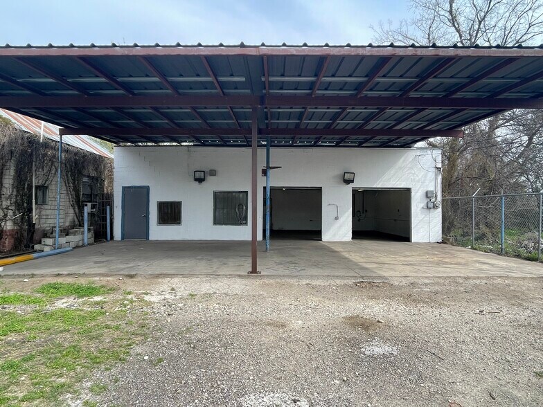 Primary Photo Of 2210 S Flores St, San Antonio Manufacturing For Sale