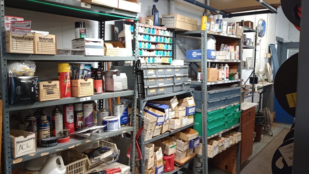 More Photos Of 520 W Kimberly Rd, Davenport Auto Dealership For Lease