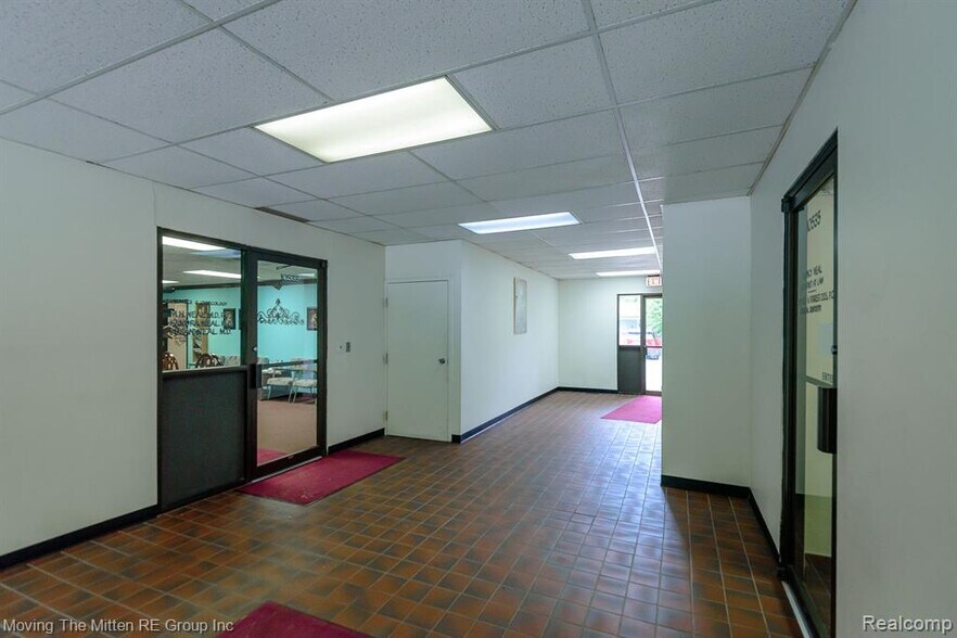 More Photos Of 10533-10535 Farmington Rd, Livonia Medical For Lease