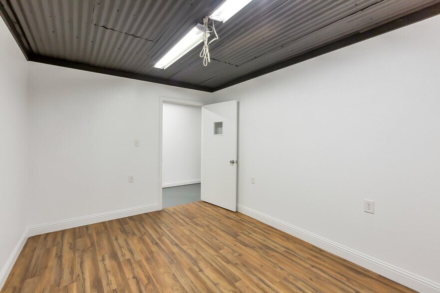 More Photos Of 1715 N FM Road 51, Springtown Flex For Sale