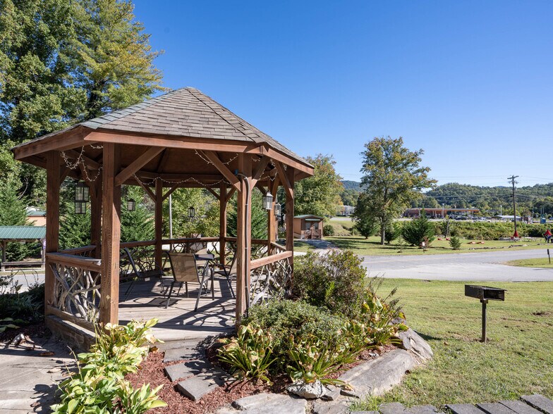 More Photos Of 125 Tee Pee Dr, Whittier Hotel For Sale