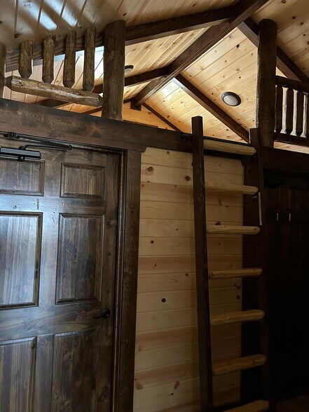 More Photos Of 1250 Strand Rd, Evansville Office Residential For Sale