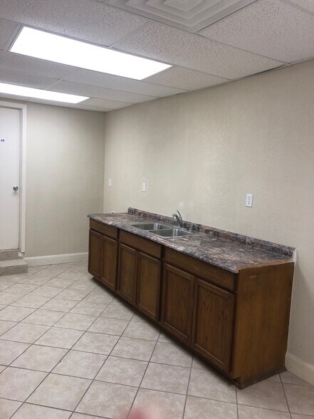 More Photos Of 8301 Braniff St, Houston Warehouse For Sale