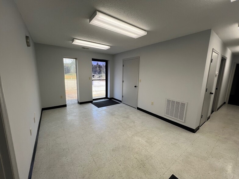 More Photos Of 585 Old Georgia Rd, Moore Warehouse For Lease