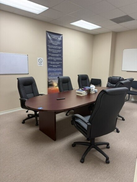 More Photos Of 2915 S Sam Houston Pky E, Houston Unknown For Lease