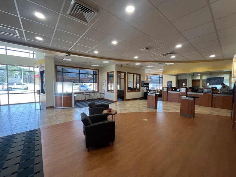 More Photos Of 1011 Cooktown Rd, Ruston Bank For Lease