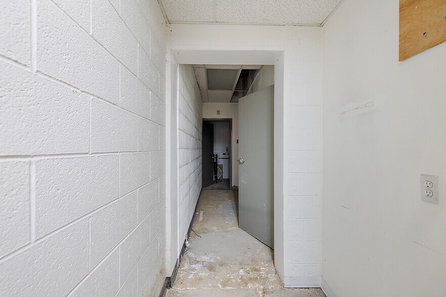 More Photos Of 11600 Kelly Rd, Detroit Freestanding For Sale