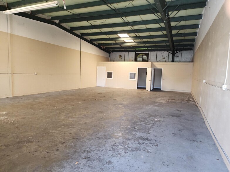 More Photos Of 13625 50th Way N, Clearwater Warehouse For Lease
