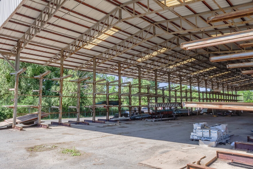 More Photos Of 5912 N Burdick St, East Syracuse Warehouse For Lease