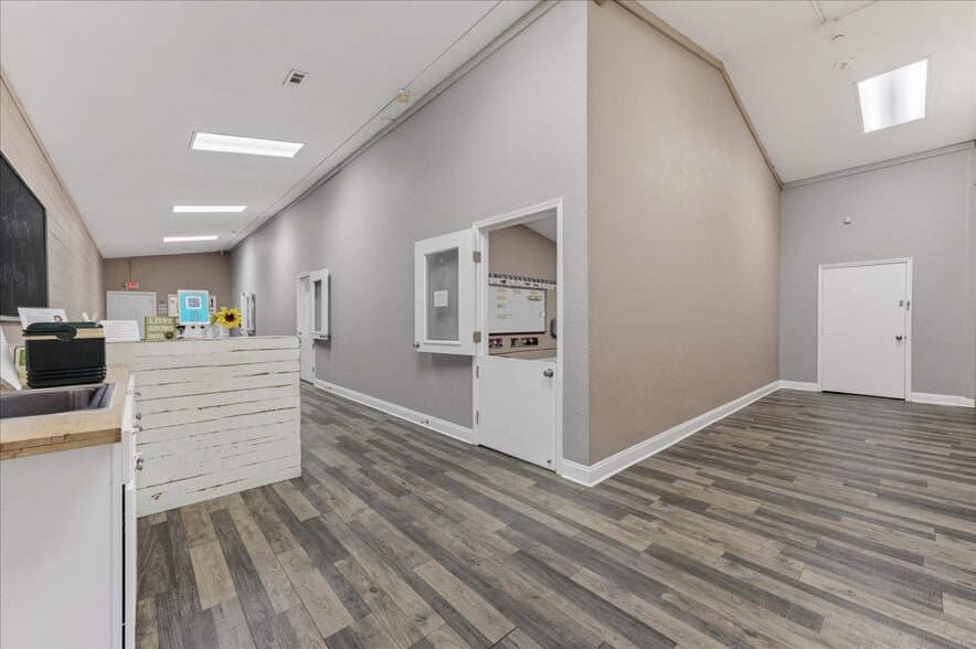 More Photos Of 100 Duggan Ave, Crestview Specialty For Sale