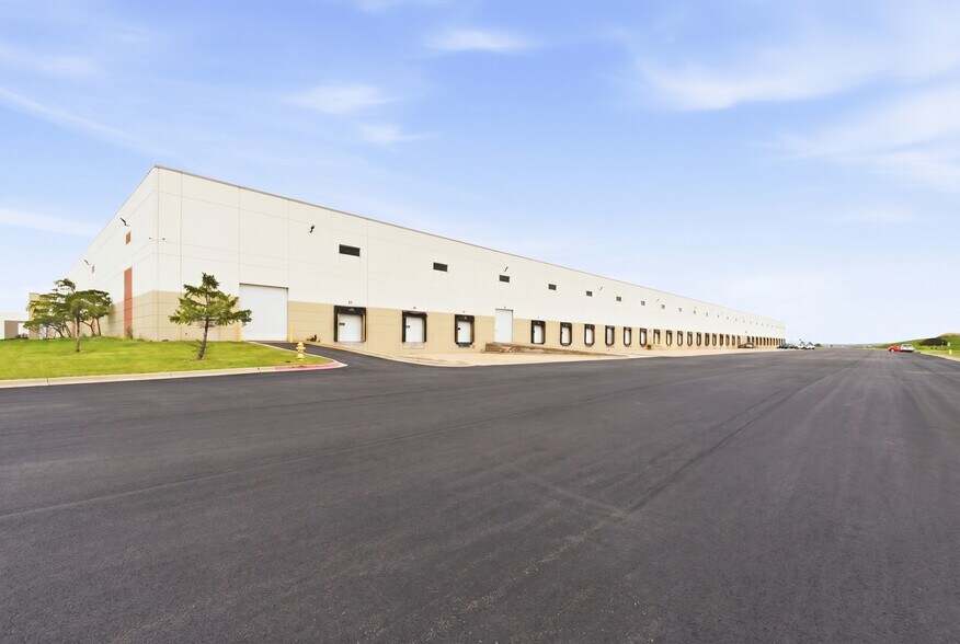 More Photos Of 821 Bluff Rd, Romeoville Distribution For Lease