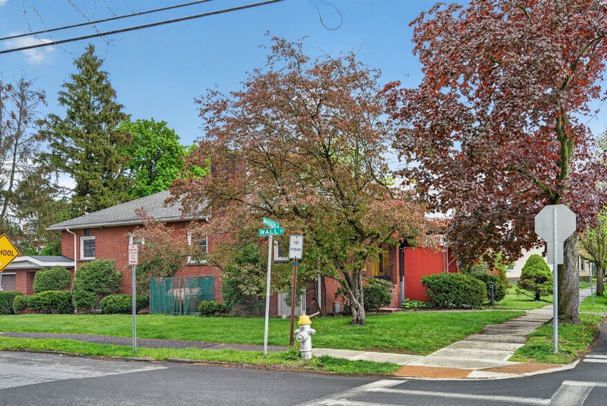 More Photos Of 111 Maiden Ln, Kingston Medical For Sale