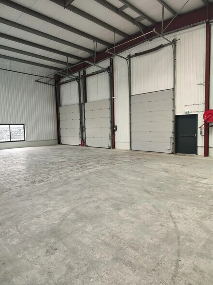 More Photos Of 62 Avenue D'Orleans, Beaugency Flex For Lease