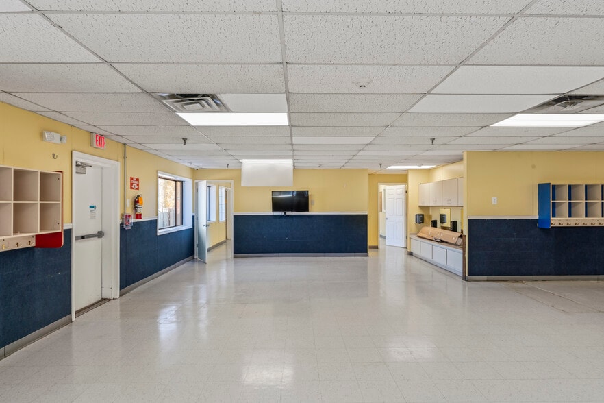 More Photos Of 211 Edds Ln, Sterling Schools For Sale