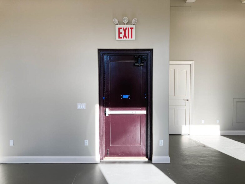 More Photos Of 145 Clove Rd, Staten Island Warehouse For Lease