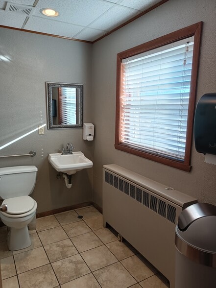 More Photos Of 4921 E State St, Rockford Storefront Retail Office For Lease