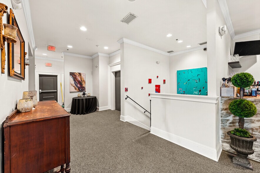 More Photos Of 655 2nd Ave S, Saint Petersburg Restaurant For Sale