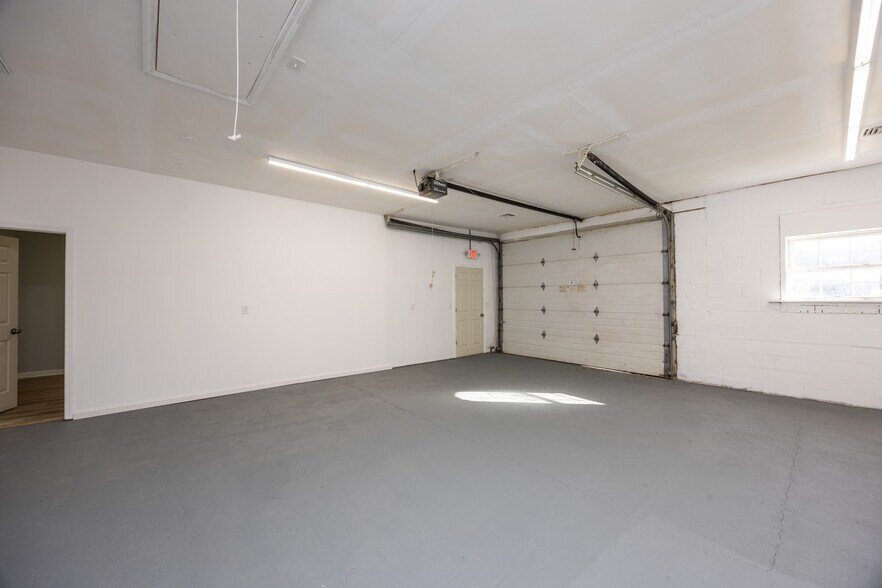 More Photos Of 320 Tilton Rd, Northfield Warehouse For Lease