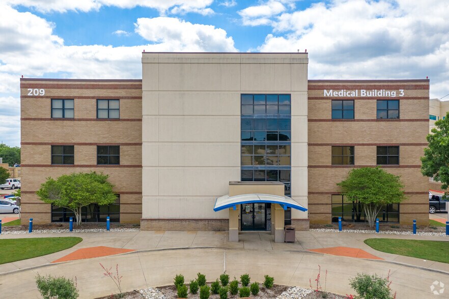 More Photos Of 209 N Bonnie Brae St, Denton Medical For Lease