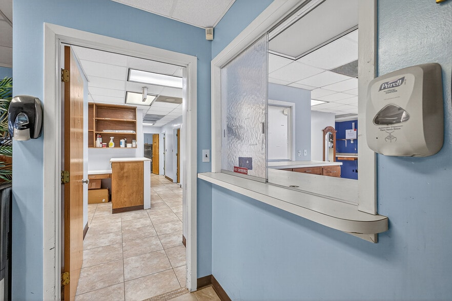 More Photos Of 1500 N Pace Blvd, Pensacola Freestanding For Sale