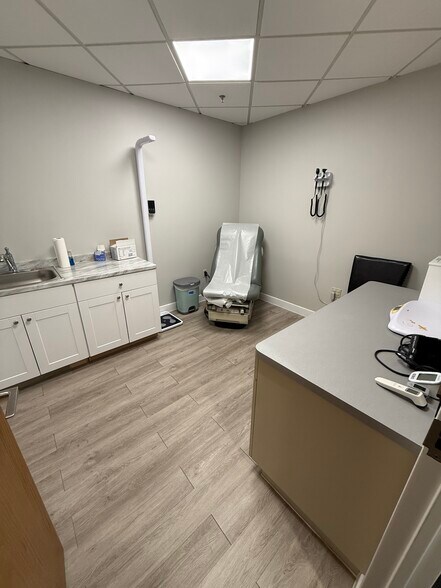 More Photos Of 812 Moorefield Park Dr, Richmond Office For Lease