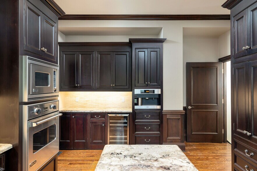 More Photos Of 12 Madison Av, Toronto Office Residential For Sale